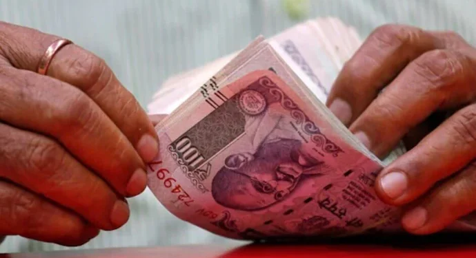 वीज चोरीचा गुन्हा दाखल न करण्यासाठी मागितली ५ हजाराची लाच : कंत्राटी वायरमन अटकेत