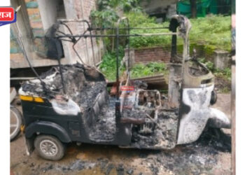 शिरसोली गावात शॉर्टसर्किटमुळे प्रवासी रिक्षा जळून खाक