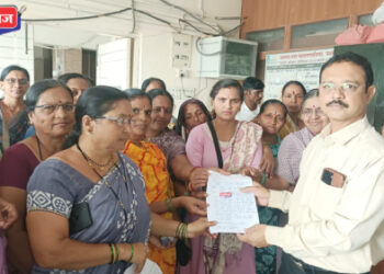 “हे वर्षही चिखलातच जाणार की काय?”  : जळगावात नागरिकांचा संताप