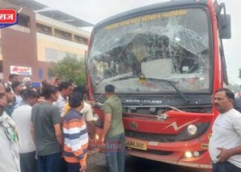 भरधाव जाणाऱ्या एसटीची डंपरला मागून धडक, बसचालकासह प्रवासी जखमी