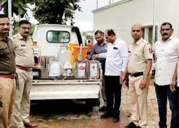 घातक रसायनांपासून दूध तयार करून विकणाऱ्या तरुणाला अटक, ८० लिटर दूध केले नष्ट