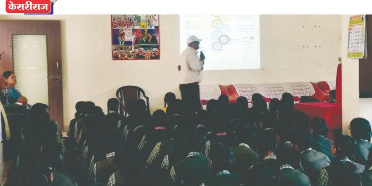 डॉ.उल्हास पाटील इंग्लिश मीडियम स्कूलमध्ये  सायबर सुरक्षा आणि सुरक्षितता जागरूकता !