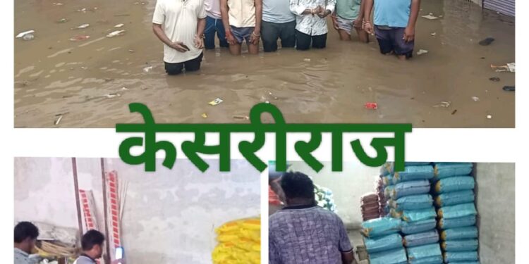 मुसळधार पावसाने हाहाकार, वस्तू खराब झाल्याने दुकानदारांचे लाखोंचे नुकसान