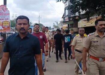 माजी नगरसेवकावर प्राणघातक हल्ला करणाऱ्या तिघा संशयित आरोपींची काढली धिंड