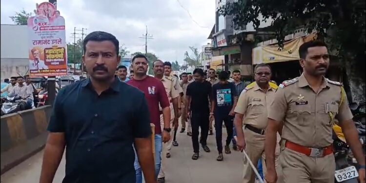 माजी नगरसेवकावर प्राणघातक हल्ला करणाऱ्या तिघा संशयित आरोपींची काढली धिंड