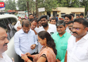 आ. मंगेश चव्हाण यांचा ‘रक्षाबंधन’ सोहळा एसटी बसस्थानकावर, गर्दीतून वाट काढत भगिनीने बांधली राखी !