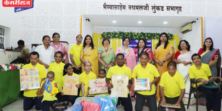 इनरव्हील क्लब ऑफ ईस्टतर्फे गतिमंद मुलांना डेव्हलपमेंट टॉईजचे वितरण  