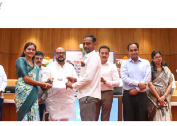 महसूल दिनानिमित्त २३ घरकुल लाभार्थ्यांना पालकमंत्र्यांच्या हस्ते शासकीय जागेचे वाटप