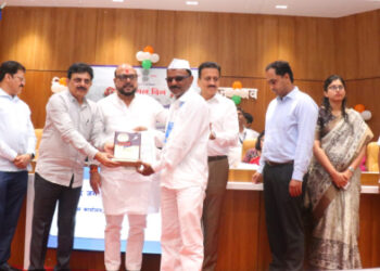 वाहन चालक ताराचंद बाविस्कर यांना उत्कृष्ट पुरस्कार