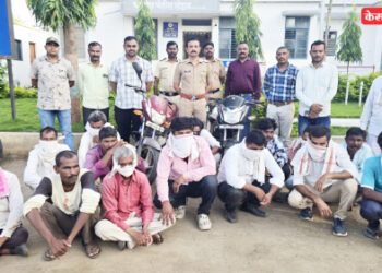 पोलिसांचा जुगार अड्ड्यावर छापा : १५ जणांना अटक, लाखो रुपयांचा मुद्देमाल जप्त  