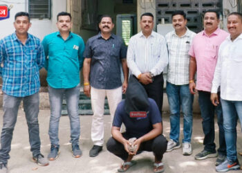 दुचाकीच्या सीटखाली गावठी पिस्तूलसह ५ जिवंत काडतूस बाळगले, तरुणाला अटक !