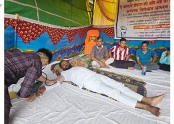 जळगाव पीपल्स बँकेविरोधात गुन्हा दाखल करण्यासाठी अन्नत्याग उपोषणाचा चौथा दिवस