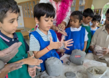 अनुभूती बालसह विद्यानिकेतनमध्ये शाडूमाती गणेश मूर्ती निर्मितीचा उपक्रम उत्साहात