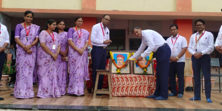 शिरसोलीच्या बारी समाज विद्यालयात लोकमान्यांच्या पुण्यतिथीनिमित्त अभिवादन