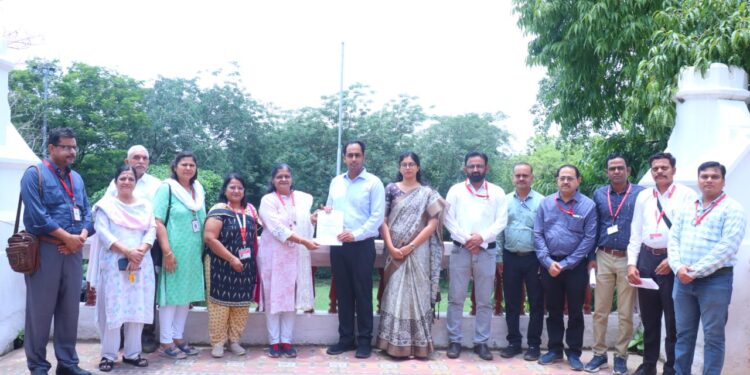 शिरसोलीच्या बारी समाज विद्यालयात लोकमान्यांच्या पुण्यतिथीनिमित्त अभिवादन