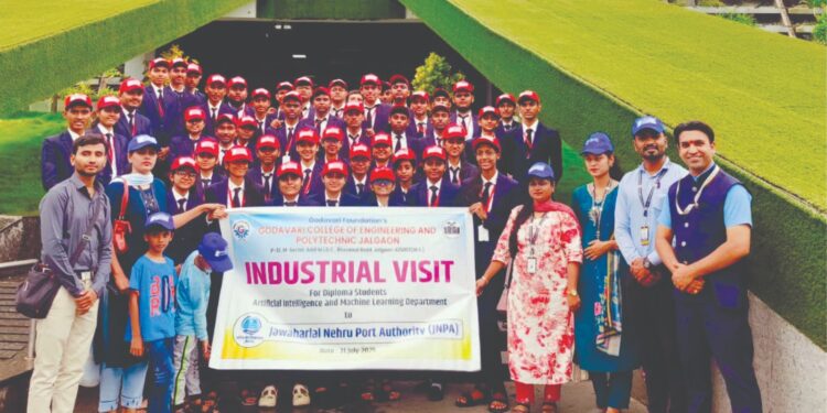 गोदावरी पॉलिटेक्निकच्या एआय-एमएल विभागाचा जेएनपीए पोर्ट मुंबई अभ्यासदौरा  