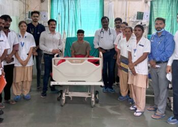 झोपेत चावला विषारी साप, डॉक्टरांनी शर्थीचे प्रयत्न करून तरुणाचे वाचवले प्राण !