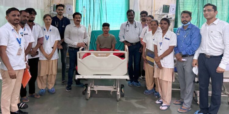 झोपेत चावला विषारी साप, डॉक्टरांनी शर्थीचे प्रयत्न करून तरुणाचे वाचवले प्राण !