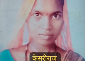 चिखलामुळे दुचाकी घसरल्याने उपचारादरम्यान तरुण विवाहितेचा मृत्यू