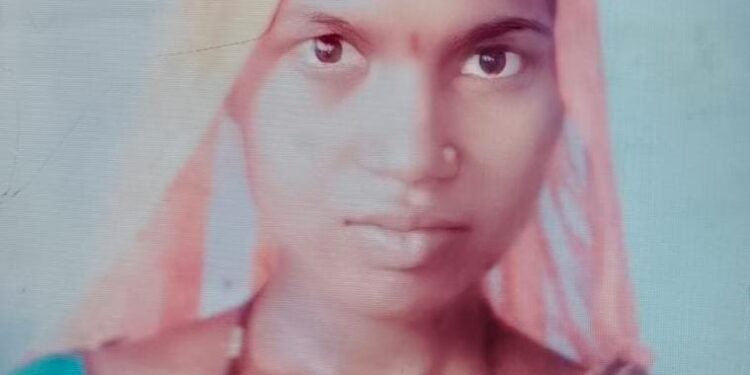 चिखलामुळे दुचाकी घसरल्याने उपचारादरम्यान तरुण विवाहितेचा मृत्यू