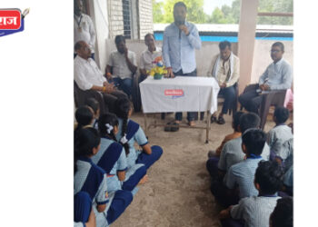 हिराबाई पाटील विद्यालयात विद्यार्थ्यांना शैक्षणिक साहित्य वाटप