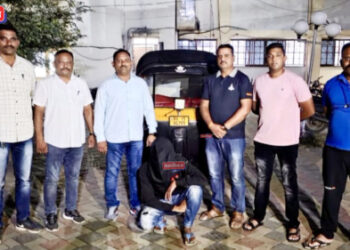 प्रवाशांच्या खिशातून पैसे चोरणाऱ्या टोळीतील रिक्षाचालकाला अटक