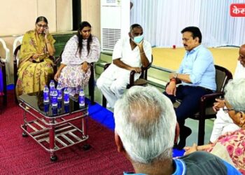 पालकमंत्र्यांसह जलसंपदा मंत्र्यांकडून गोदावरी आईंना अभिवादन