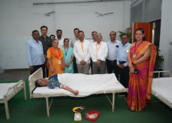 स्व. कांताई जैन यांच्या स्मृतिदिनी ४४५ सहकाऱ्यांचे रक्तदान