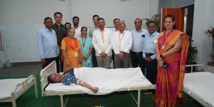 स्व. कांताई जैन यांच्या स्मृतिदिनी ४४५ सहकाऱ्यांचे रक्तदान