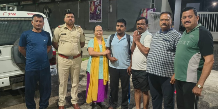 बेपत्ता तरुणाला २ महिन्यांनी शोधून आणत केले पालकांच्या स्वाधीन !