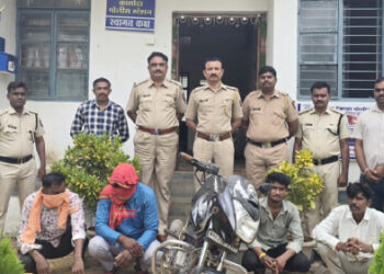 शेतातील जुगार अड्ड्यावर छापा टाकून ४ जण ताब्यात, ६१ हजारांचा मुद्देमाल जप्त