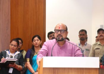 शासकीय नोकर म्हणून नव्हे तर जनतेचे सेवक म्हणून काम करा  -पालकमंत्री गुलाबराव पाटील