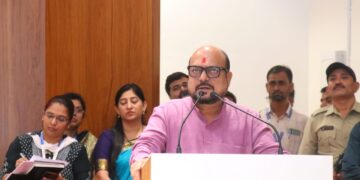 शासकीय नोकर म्हणून नव्हे तर जनतेचे सेवक म्हणून काम करा -पालकमंत्री गुलाबराव पाटील