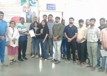 खळबळ : कर्तव्यावर असलेल्या डॉक्टरांवर रुग्णाच्या नातेवाईकांकडून हल्ला, कानाच्या पडद्याला गंभीर इजा !