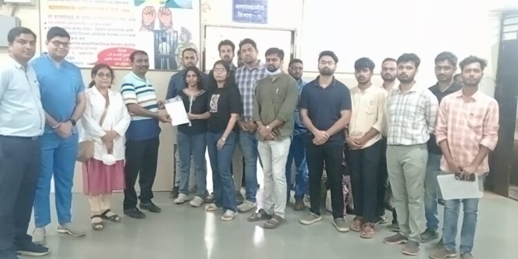 खळबळ : कर्तव्यावर असलेल्या डॉक्टरांवर रुग्णाच्या नातेवाईकांकडून हल्ला, कानाच्या पडद्याला गंभीर इजा !