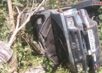 भरधाव क्रुझर वाहन बोरघाटात उलटले : प्रौढ ठार, ११ जखमी !