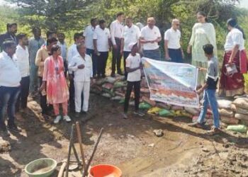 वनराई बंधाऱ्याची निर्मिती : लोकसहभागातून घडले एक आदर्श उदाहरण !