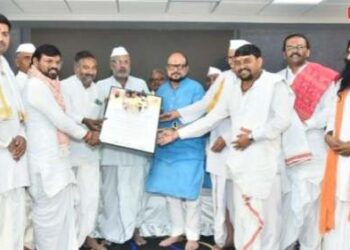 कीर्तनकारांतर्फे “आधुनिक श्रावण बाळ” म्हणून पालकमंत्री गुलाबराव पाटील यांचा सन्मान