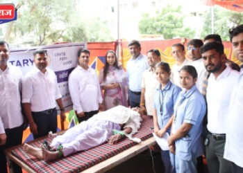 सामाजिक कार्यकर्ते मनोज वारके स्मरणार्थ शिबिरात ४५ जणांचे रक्तदान, १३० नागरिकाची आरोग्य तपासणी