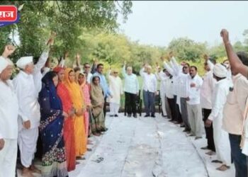 काँग्रेस पक्षाचे शेतकऱ्यांसोबत बांधावर जाऊन “पिठल भाकरी” खाऊन आंदोलन