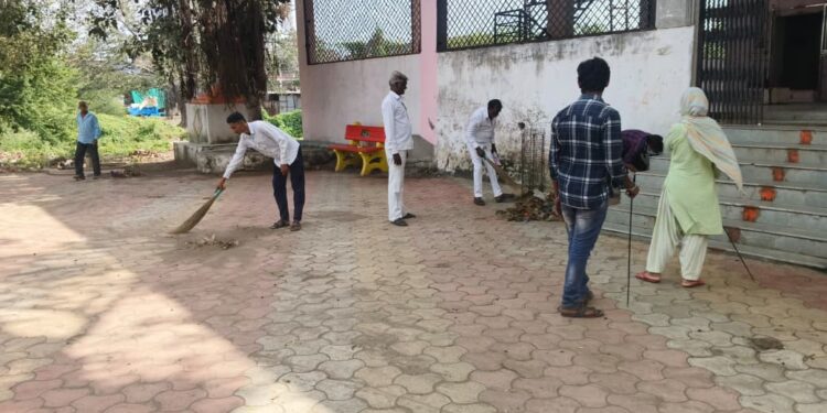 गांधी जयंती सप्ताहानिमित्त सामूहिक स्वच्छता अभियान