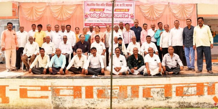 बारी समाज माध्यमिक विद्यालयात भरला तब्बल साडेतीन दशकानंतर माजी विद्यार्थ्यांचा स्नेह मेळावा !