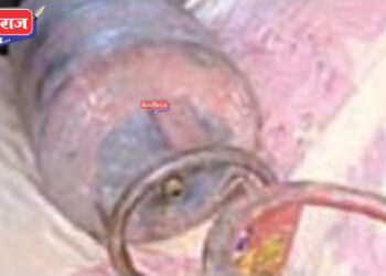 गॅस सिलिंडरमधून कारमध्ये अवैधरित्या गॅस भरताना पोलिसांची धाड