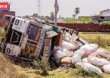 नियंत्रण सुटल्याने तांदळाने भरलेला ट्रक उलटला ; महामार्गावर वाहतूक ठप्प