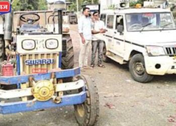 ग्रामस्थांनीच घेतला पुढाकार : पांझरेतून वाळू वाहून नेणारे दोन ट्रॅक्टर पकडले !