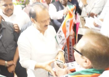 मोठी राजकीय घडामोड: ​जळगावमध्ये शरद पवारांच्या राष्ट्रवादीला खिंडार: ‘ज्येष्ठ नेते’ अरुणभाई गुजराथींचा अजित पवार गटात प्रवेश