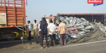 जळगाव बायपासवर मालवाहू ट्रक कलंडला!