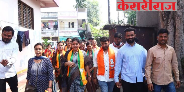 चाळीसगावात भाजपच्या नगराध्यक्षपदाच्या उमेदवार प्रतिभा मंगेश चव्हाण यांना ठिकठिकाणी उत्स्फूर्त प्रतिसाद