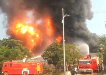 आगीचा रुद्रावतार : एमआयडीसीमध्ये केमिकल कंपनीला लागली भीषण आग