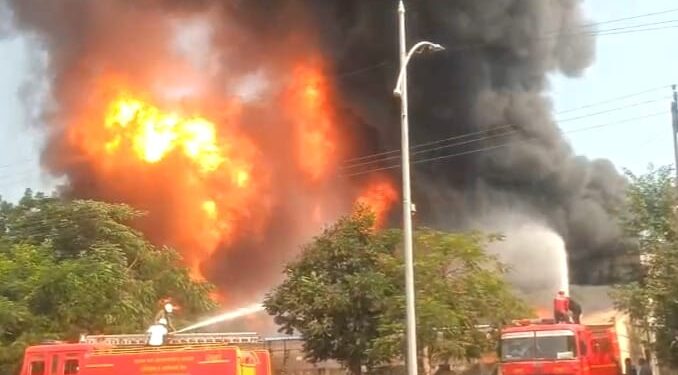 आगीचा रुद्रावतार : एमआयडीसीमध्ये केमिकल कंपनीला लागली भीषण आग